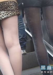 广州街头两个丝袜少女：肉丝与黑丝的最清晰的诱惑！之电梯抄底~【123M 黑丝铺出品】
